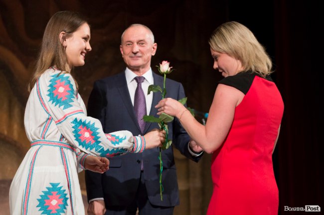 Квіти, подяки та музичний концерт: волинських медпрацівників привітали з професійним  святом