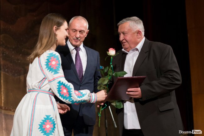 Квіти, подяки та музичний концерт: волинських медпрацівників привітали з професійним  святом