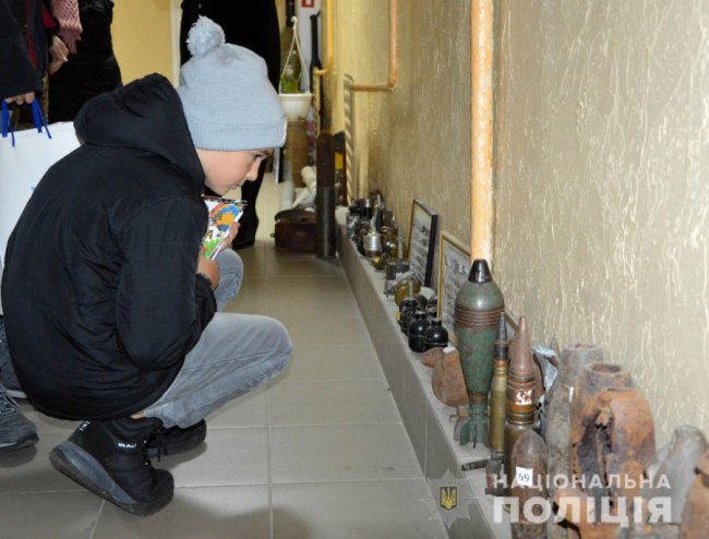 У центрі Луцька школярі знайшли корпус гранати. ФОТО