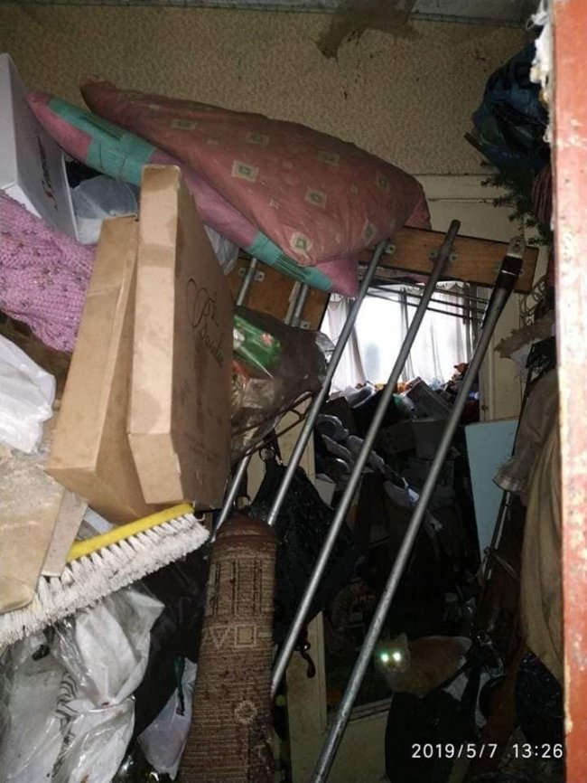 Муніципали зобов'язали лучанина винести сміття, яке у квартиру несла його мати. ФОТО