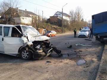 У Луцьку бус зіткнувся з КамАЗом, постраждала сім’я з дитиною. ОНОВЛЕНО