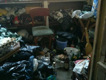 Нестерпний сморід та гори сміття: лучанин влаштував рейвах у багатоповерхівці