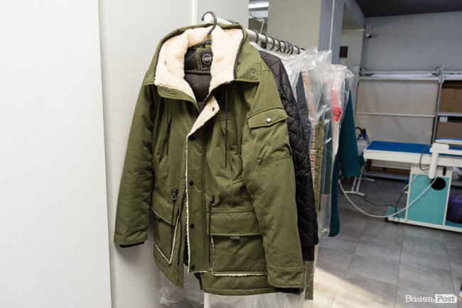 Чому брудну куртку, пальто чи пуховик варто віддати до екопральні і як це зробити у Луцьку*