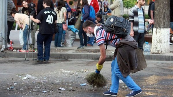 Мирний протест у Вірменії: танці, музика, діти, солодощі. ФОТО