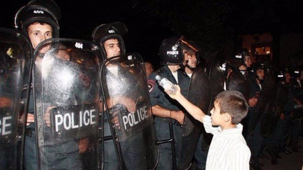 Мирний протест у Вірменії: танці, музика, діти, солодощі. ФОТО