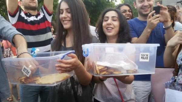 Мирний протест у Вірменії: танці, музика, діти, солодощі. ФОТО