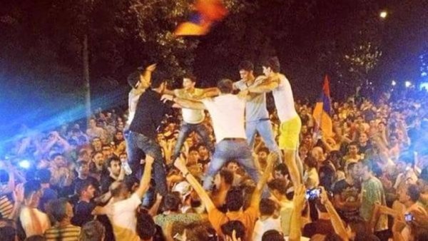 Мирний протест у Вірменії: танці, музика, діти, солодощі. ФОТО