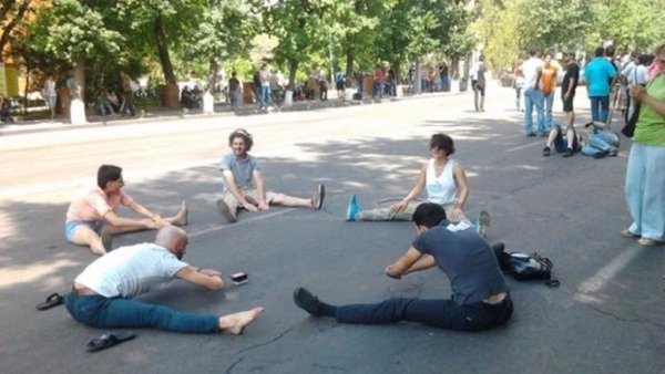 Мирний протест у Вірменії: танці, музика, діти, солодощі. ФОТО