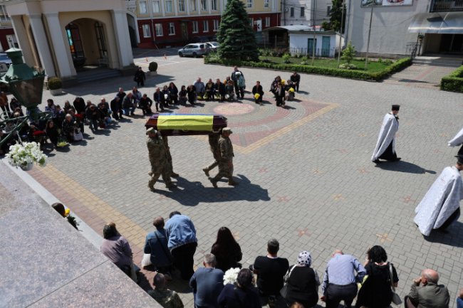 Домовину несли під звуки повітряної тривоги: у Луцьку віддали останню шану воїну Дмитру Гордійчуку