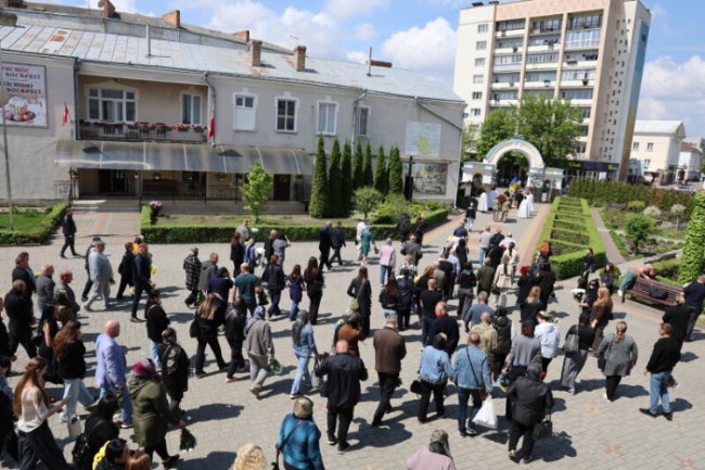 Домовину несли під звуки повітряної тривоги: у Луцьку віддали останню шану воїну Дмитру Гордійчуку
