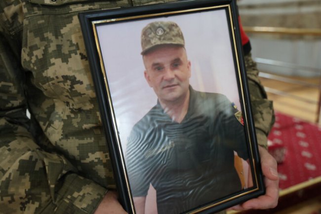 Домовину несли під звуки повітряної тривоги: у Луцьку віддали останню шану воїну Дмитру Гордійчуку