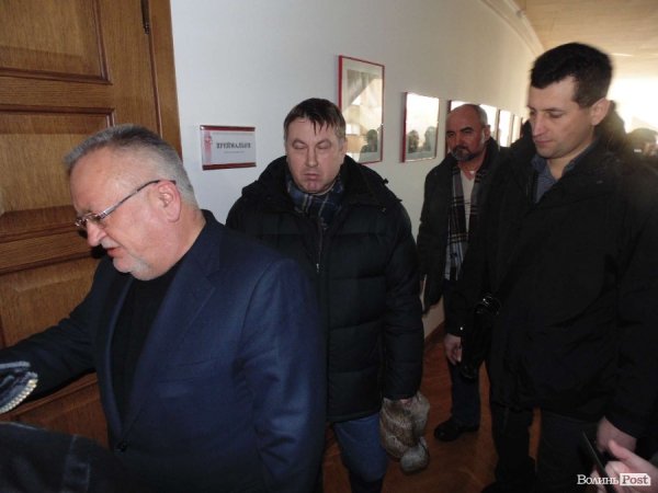 Губернатор іде в кабінет писати заяву про відставку