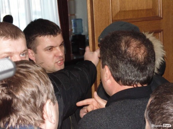 Тиснява біля кабінету Клімчука