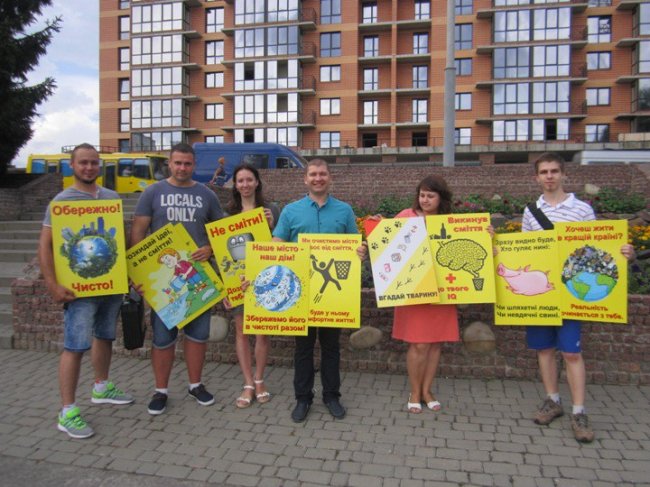 Не смітити: у місті на Волині з'явились оригінальні таблички. ФОТО