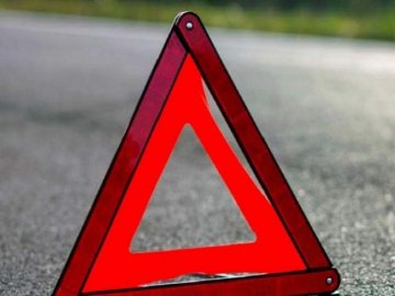 На Волині автівка злетіла у кювет: постраждало троє людей