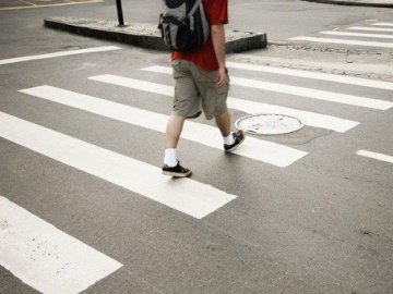 У місті на Волині чоловік збив на переході трьох пішоходів