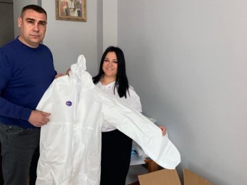Волинські медики отримали 60 захисних костюмів високого ступеня захисту. ФОТО