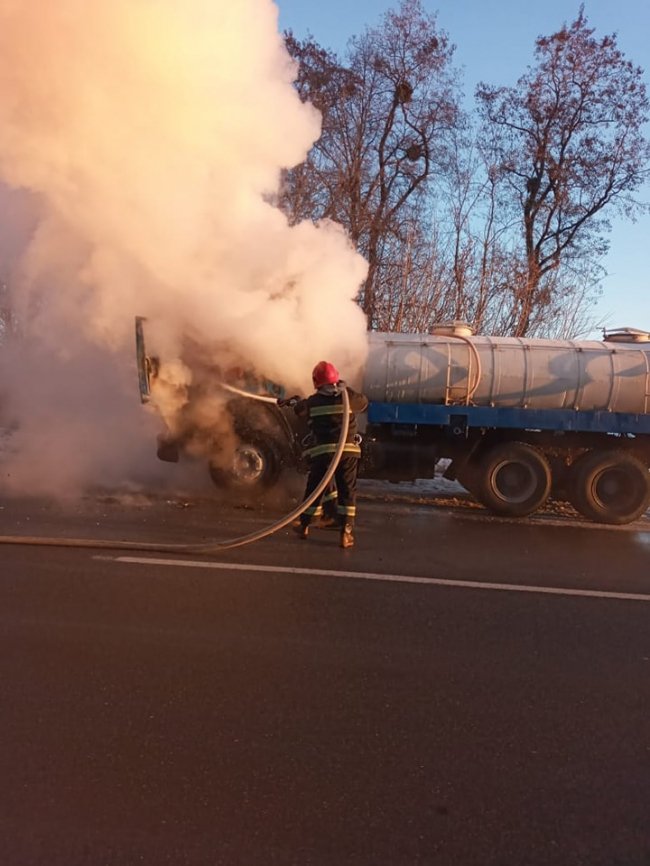 На трасі Луцьк-Дубно під час руху загорівся КамАЗ.ФОТО