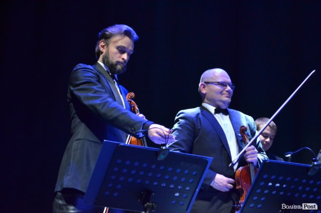 Новорічні хіти та казкова енергетика: як лучан розважали LeoBand Orchestra. ФОТОРЕПОРТАЖ