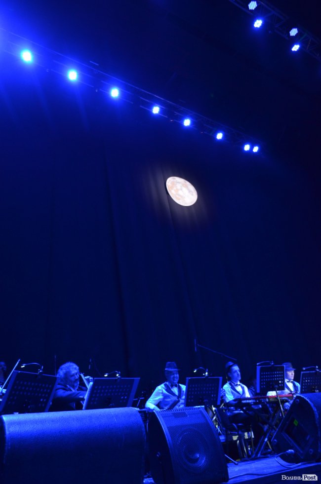 Новорічні хіти та казкова енергетика: як лучан розважали LeoBand Orchestra. ФОТОРЕПОРТАЖ