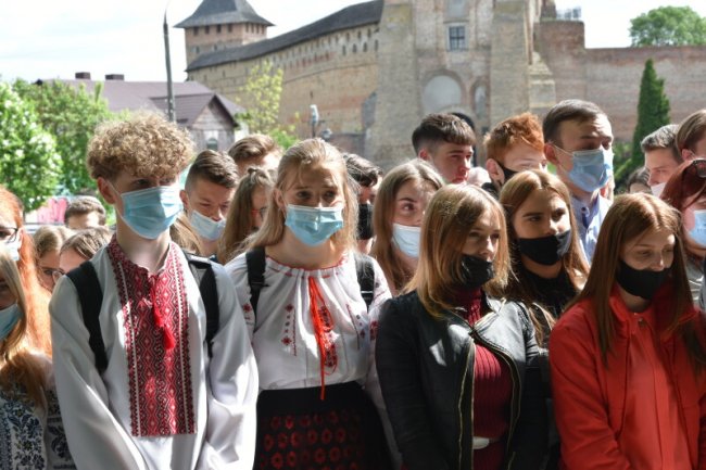 У Луцьку на фасаді коледжу встановили меморіальні дошки загиблим Героям. ФОТО