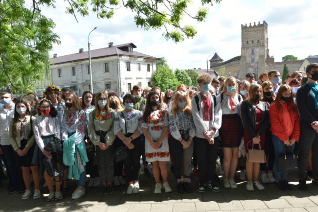 У Луцьку на фасаді коледжу встановили меморіальні дошки загиблим Героям. ФОТО