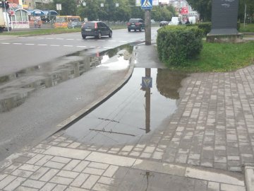 «Це така задумка?» - лучанин про калюжі на «зебрі»