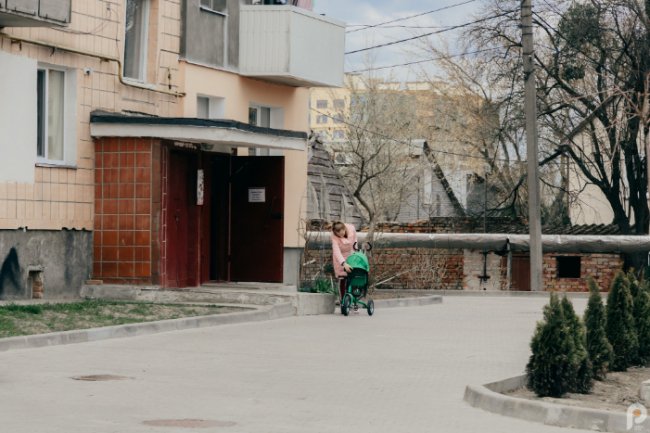 Нова бруківка, відеоспостереження та дитячий майданчик: як змінився двір на Ковельській у Луцьку. ФОТО