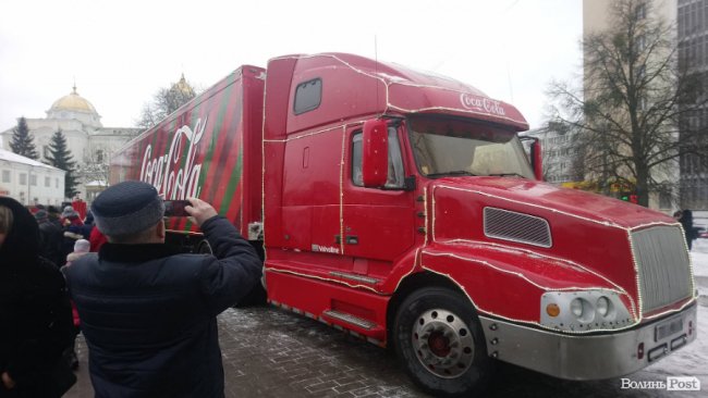 Новорічна вантажівка «Coca-Cola» – у Луцьку. ФОТО