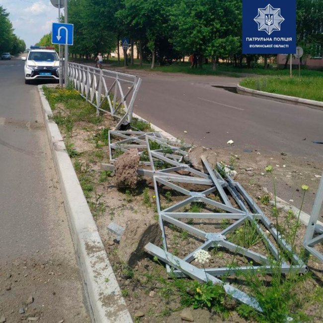 У Ковелі водій за кермом Mercedes скоїв аварію та втік з місця пригоди. ФОТО