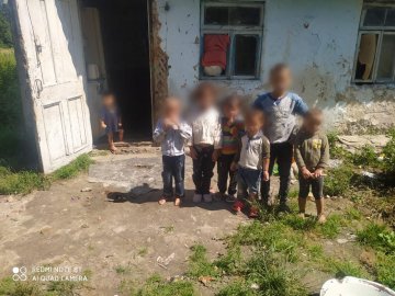 На Волині у горе-батьків вилучили сімох дітей. ФОТО 