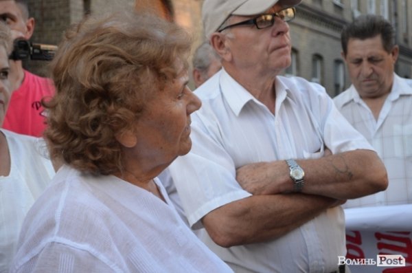 Лучани протестують проти військової техніки. ФОТО 