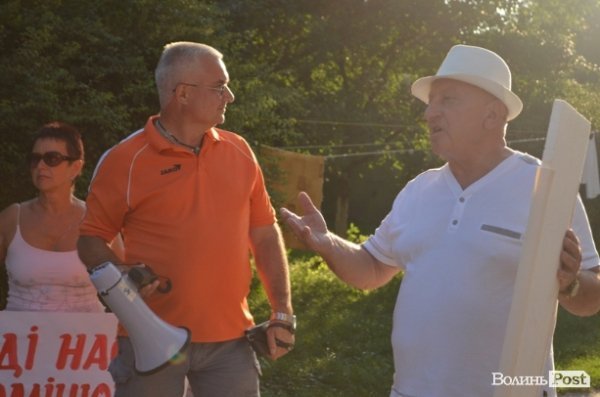 Лучани протестують проти військової техніки. ФОТО 