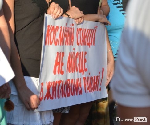 Лучани протестують проти військової техніки. ФОТО 