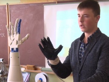 Луцький школяр розробив роботоруку, яка повторює маніпуляції людини