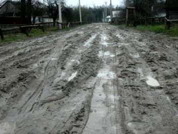 У селі на Волині дорога на цвинтар перетворюється на болото