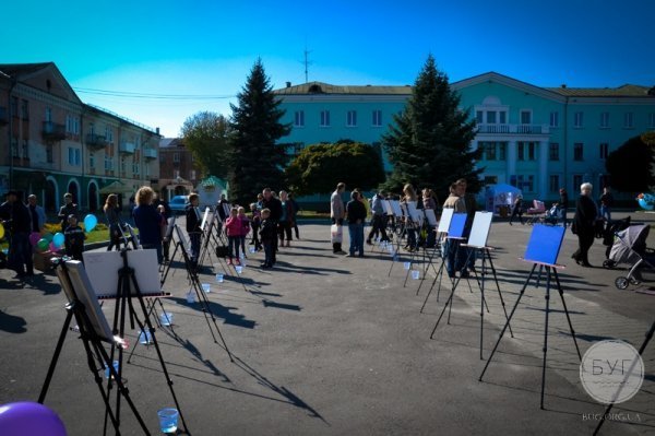 На Волині за допомогою малюнків зібрали 3 тисячі гривень для бійців. ФОТО