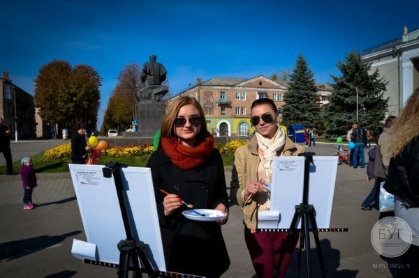 На Волині за допомогою малюнків зібрали 3 тисячі гривень для бійців. ФОТО