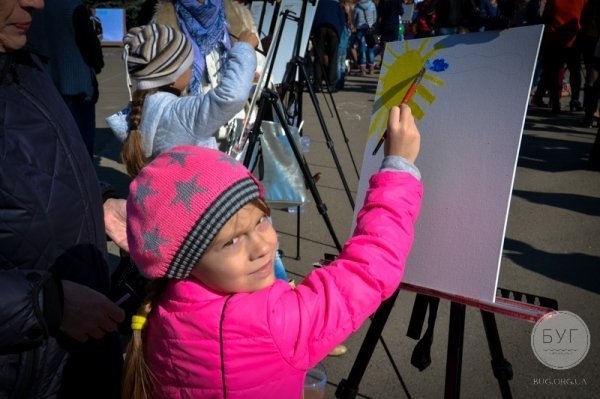 На Волині за допомогою малюнків зібрали 3 тисячі гривень для бійців. ФОТО