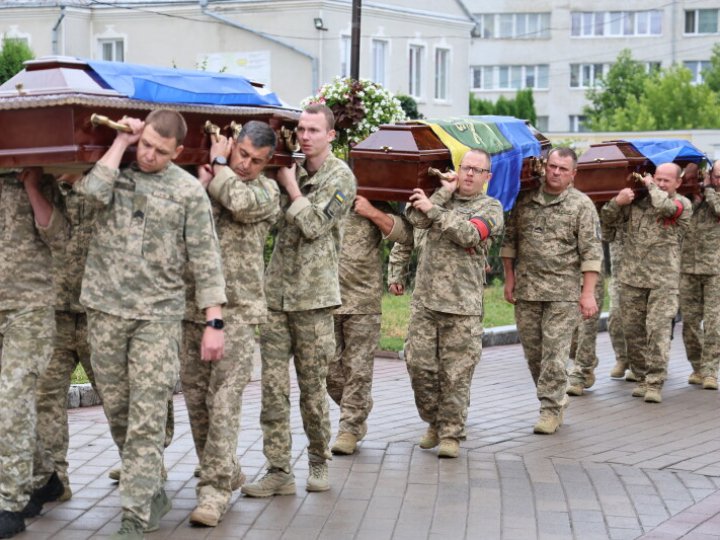 Обірвані війною життя: у Луцьку попрощалися з трьома Героями