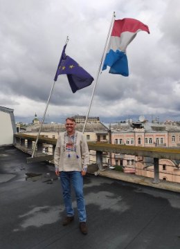 «Буду носити з гордістю»: посол Нідерландів вбрався у вишиванку, яку створила луцька компанія. ФОТО