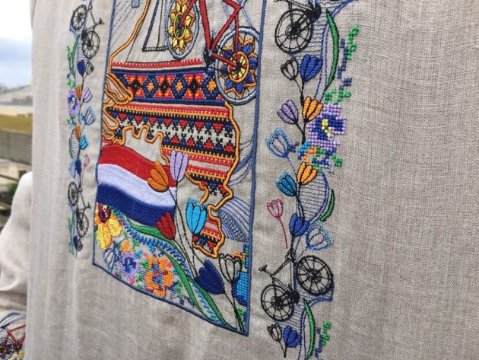 «Буду носити з гордістю»: посол Нідерландів вбрався у вишиванку, яку створила луцька компанія. ФОТО