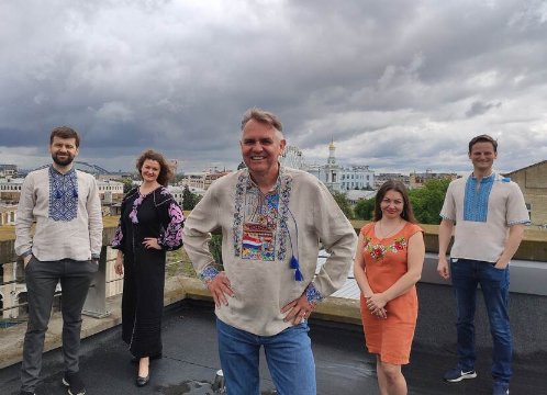 «Буду носити з гордістю»: посол Нідерландів вбрався у вишиванку, яку створила луцька компанія. ФОТО