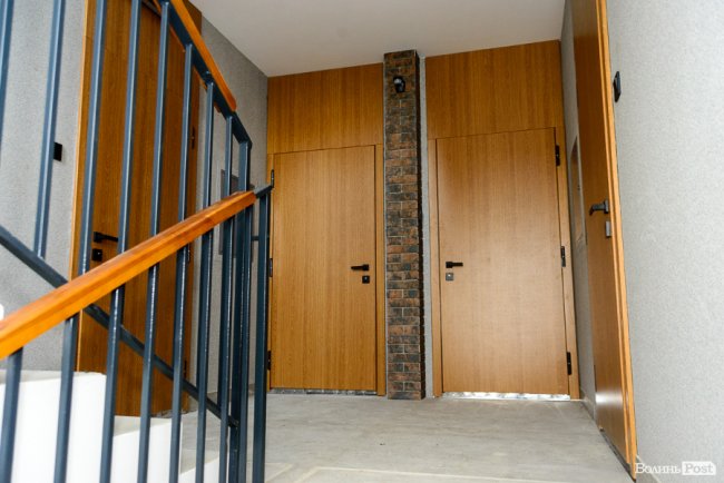 Самі ж під’їзди облаштовані у стилі лофт. 
