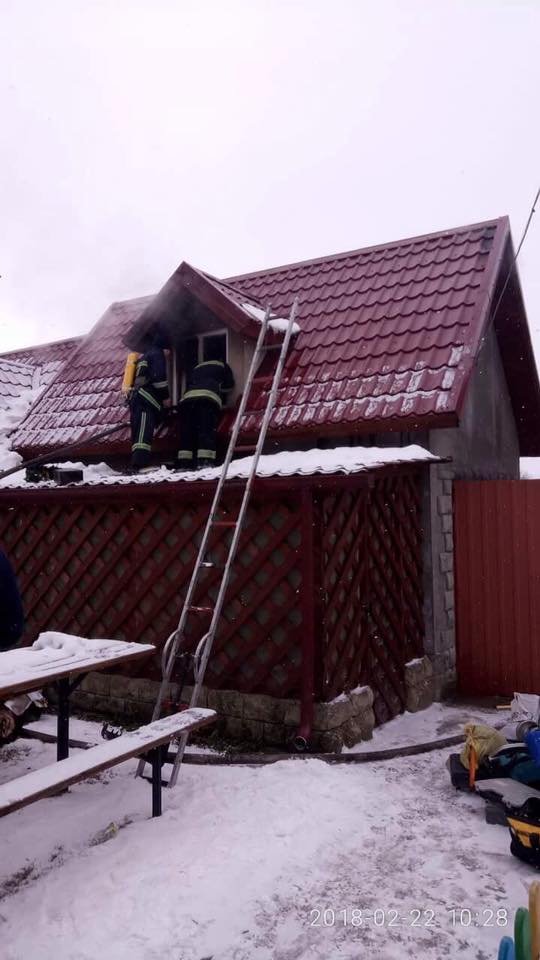Майже годину гасили пожежу у місті на Волині