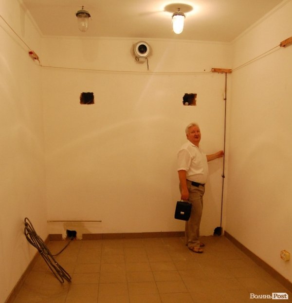 Олег Куц демонструє майбутню серверну – «серце» центру