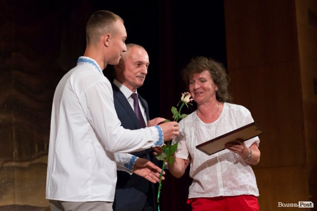 Квіти, подяки та музичний концерт: волинських медпрацівників привітали з професійним  святом