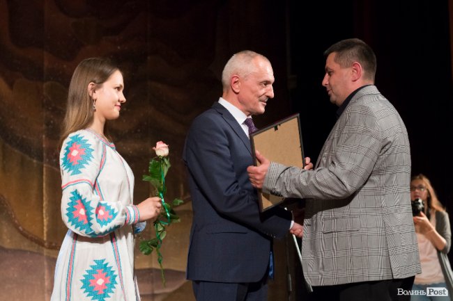 Квіти, подяки та музичний концерт: волинських медпрацівників привітали з професійним  святом