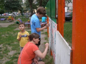 Лучани самотужки пофарбували майданчик для малечі