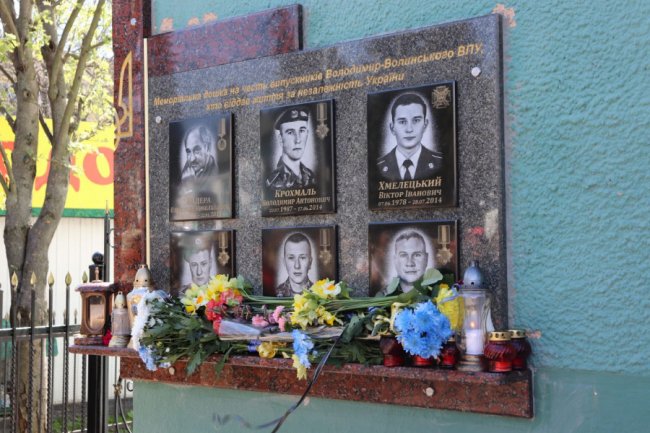 На стіні Волинського училища відкрили пам'ятну дошку шістьом загиблим на Майдані і Сході. ФОТО